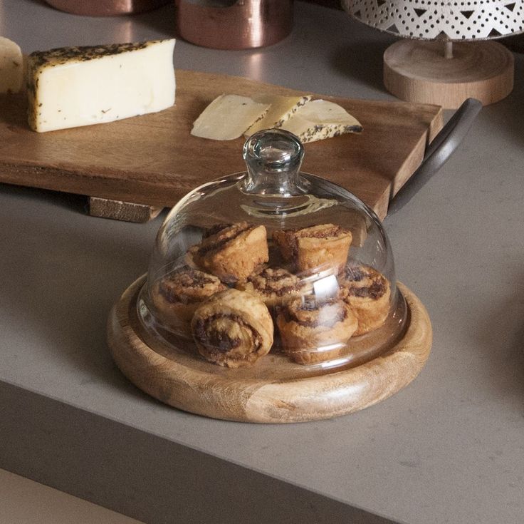 GLASS DOME WITH WOODEN PLATTER